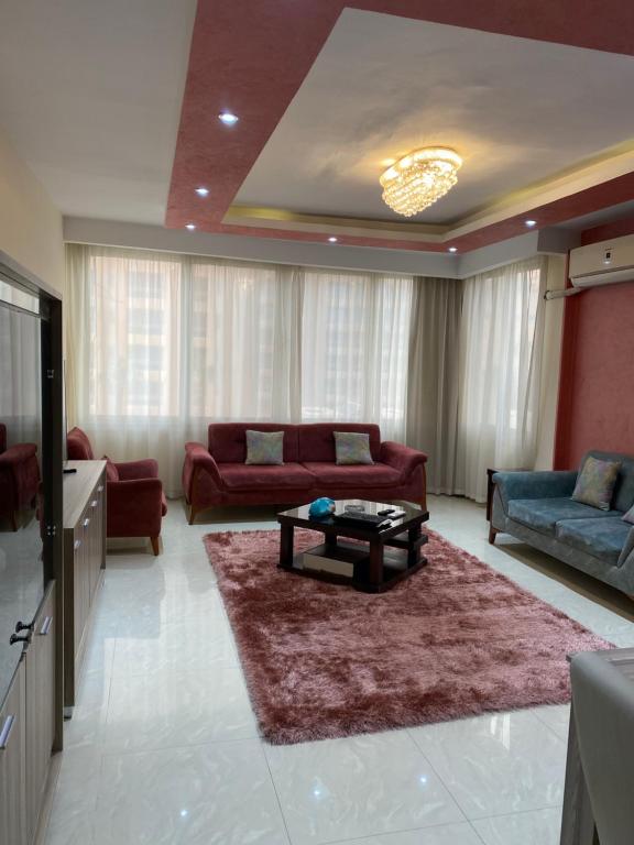 City Stars Apt2 في القاهرة: غرفة معيشة مع كنبتين وطاولة