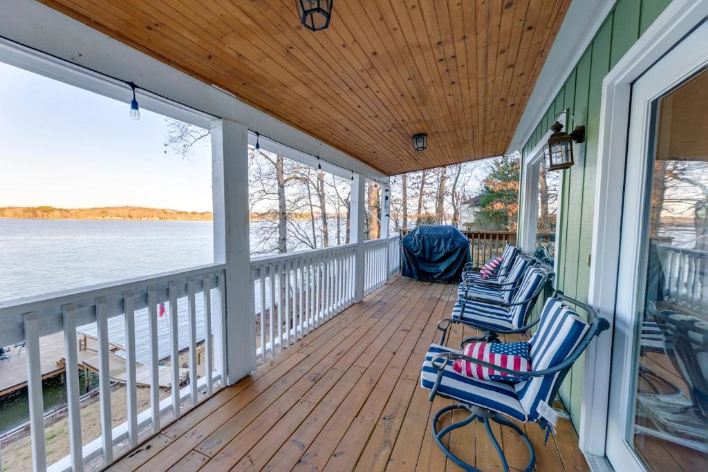 twee stoelen op een veranda met uitzicht op het water bij Grand Lake Escape: Serenity Meets Space in Talladega