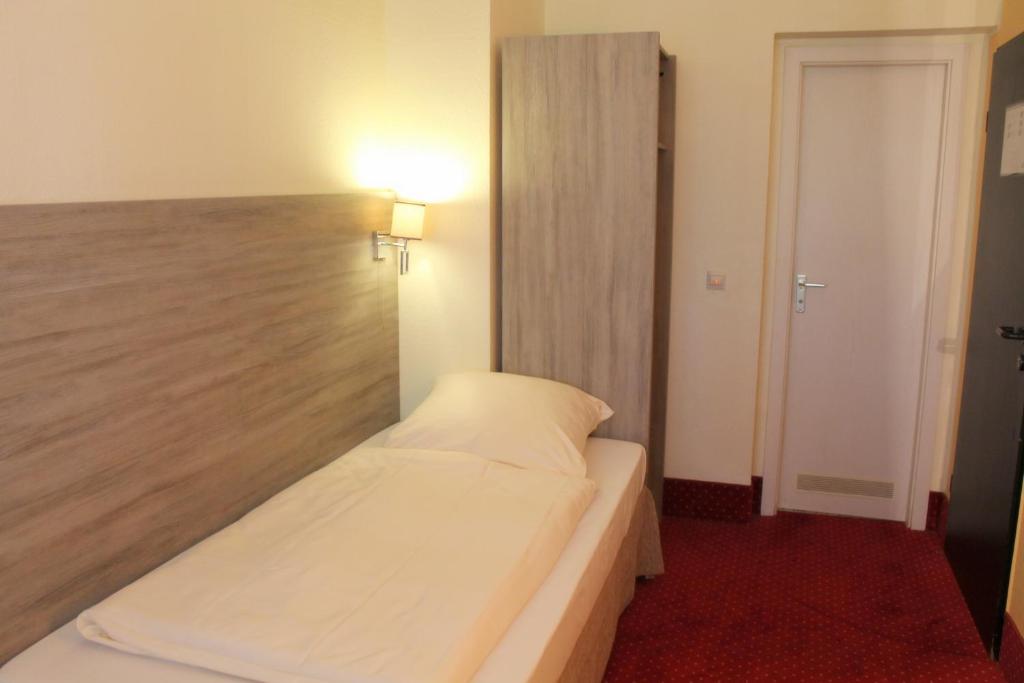 Hotel Lorien - Standard Single Room With Shower