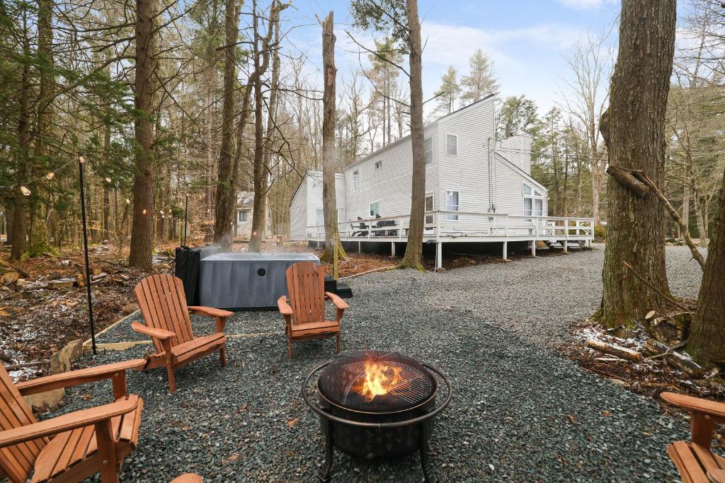 Cozy Pocono haven with lake access, hot tub, indoor & outdoor fireplace, games and pet friendly