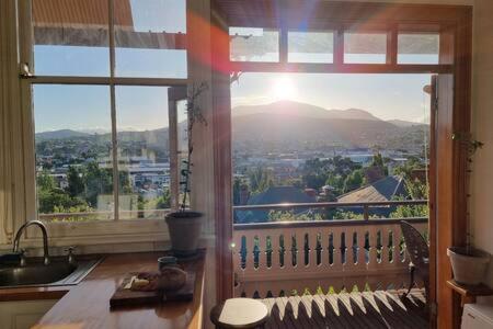 Nespecifikovaný výhled na hory nebo výhled na hory při pohledu z prázdninového domu