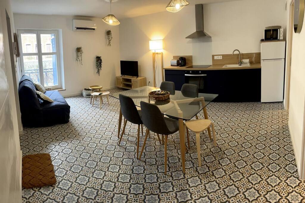 una cucina e un soggiorno con tavolo e sedie di Séjour de charme au marais bleu a Amboise