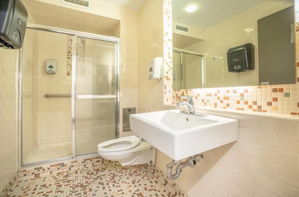 Ein Badezimmer in der Unterkunft West Side YMCA