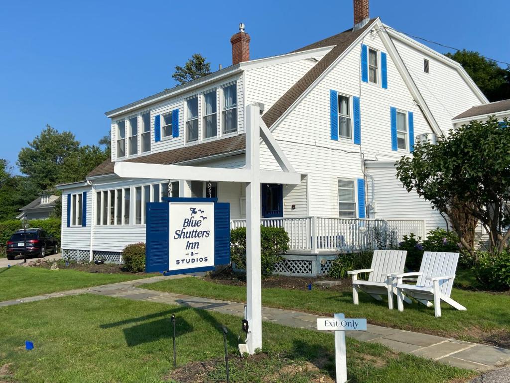 Una casa blanca con un cartel delante en Blue Shutters Inn and Studios, en Ogunquit