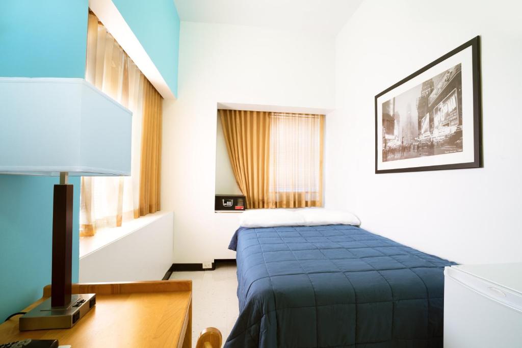 Una cama o camas en una habitación de West Side YMCA