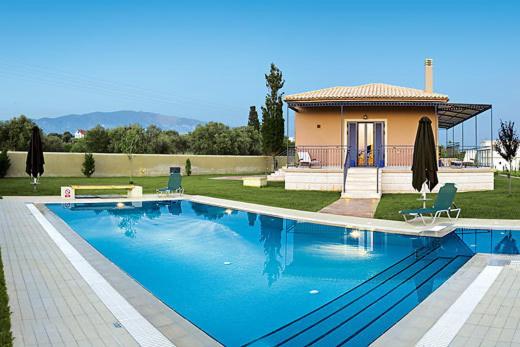 een groot blauw zwembad voor een huis bij Villa Regaliki in Svoronata