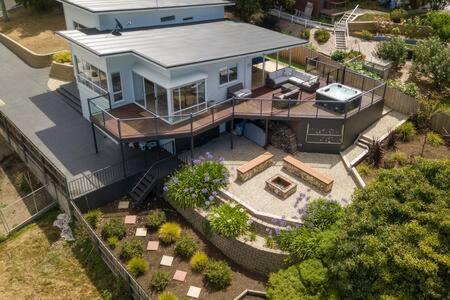une vue aérienne sur une grande maison avec un toit dans l'établissement River View Holiday House Sleeps 8 10min to CBD, à Hobart