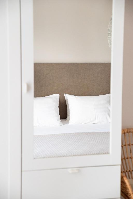 Postel nebo postele na pokoji v ubytování Cos Seafront Apartments