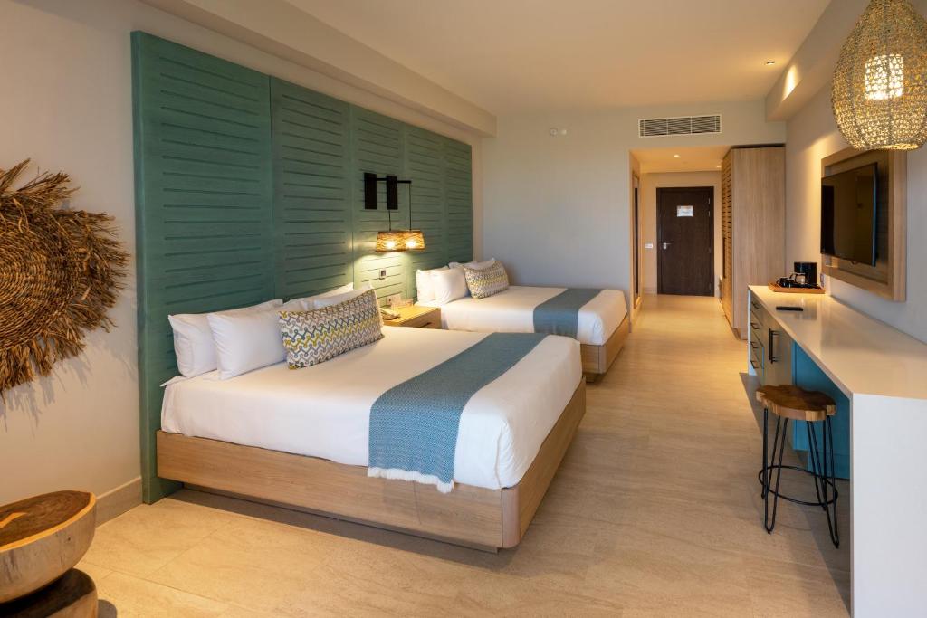 Postel nebo postele na pokoji v ubytování Unique Club at Lopesan Costa Bávaro Resort