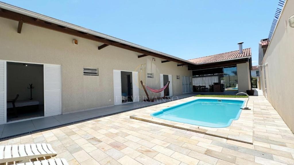 ein Swimmingpool im Hinterhof eines Hauses in der Unterkunft Casa Mar & Brisa - Wi-fi e piscina in Guaratuba