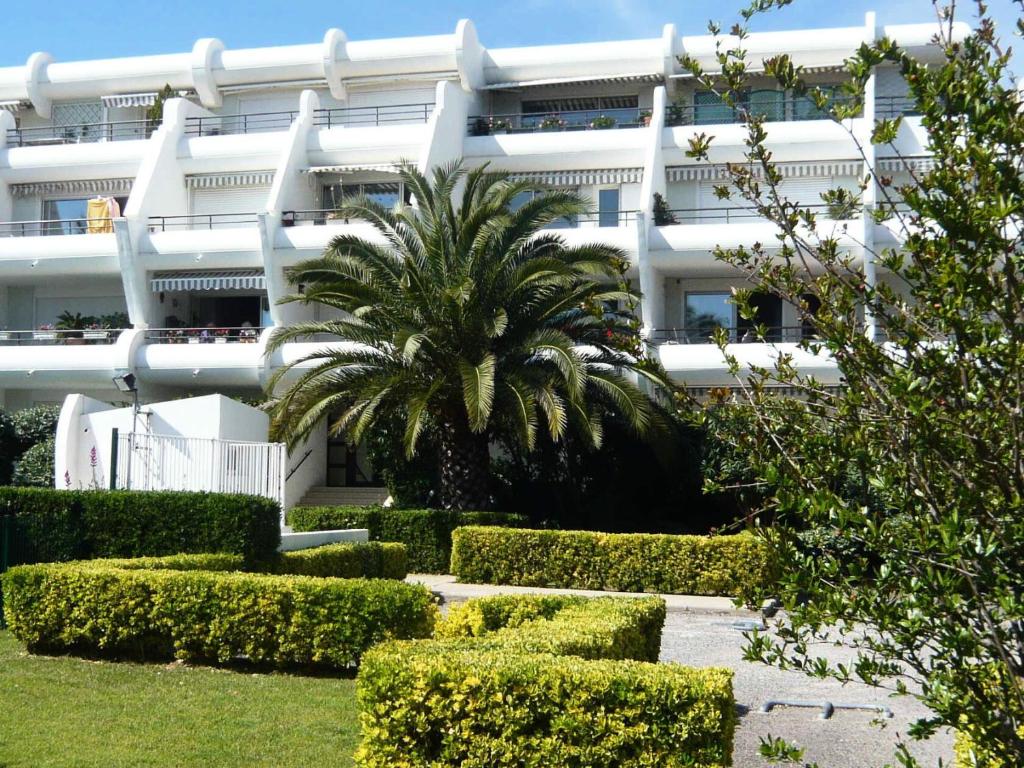 Ogród w obiekcie Plage Du Golf - Appartement en rez de jardin secteur Golf MAE-1124
