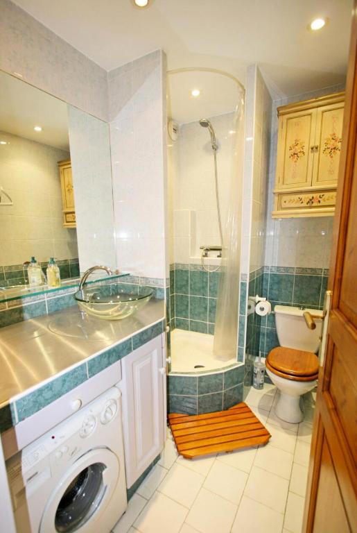łazienka z pralką i toaletą w obiekcie Plage Du Golf - Appartement en rez de jardin secteur Golf MAE-1124 w mieście La Grande-Motte