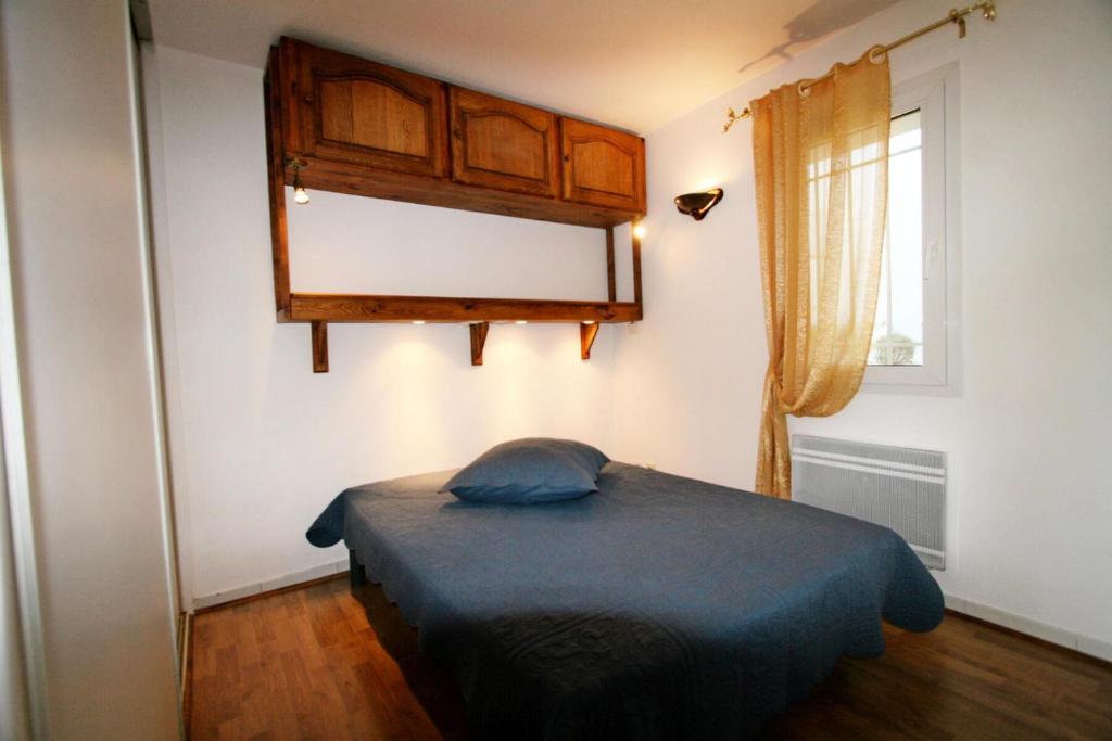 mała sypialnia z łóżkiem i oknem w obiekcie Plage Du Golf - Appartement en rez de jardin secteur Golf MAE-1124 w mieście La Grande-Motte