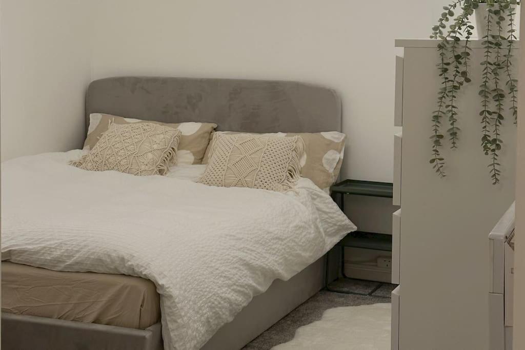Ένα ή περισσότερα κρεβάτια σε δωμάτιο στο New Cosy Modern City Centre Flat