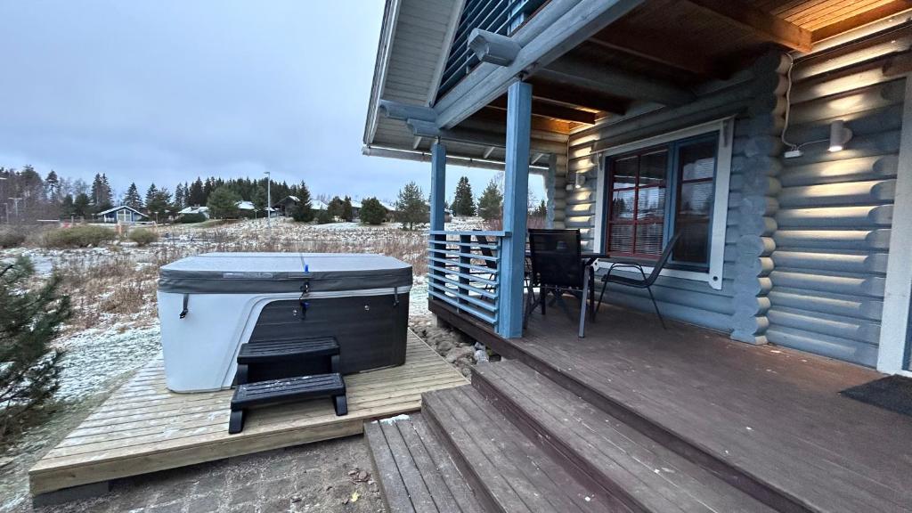 Balkón nebo terasa v ubytování Laakson Helmi 2 ,separate sauna, fireplace, lake