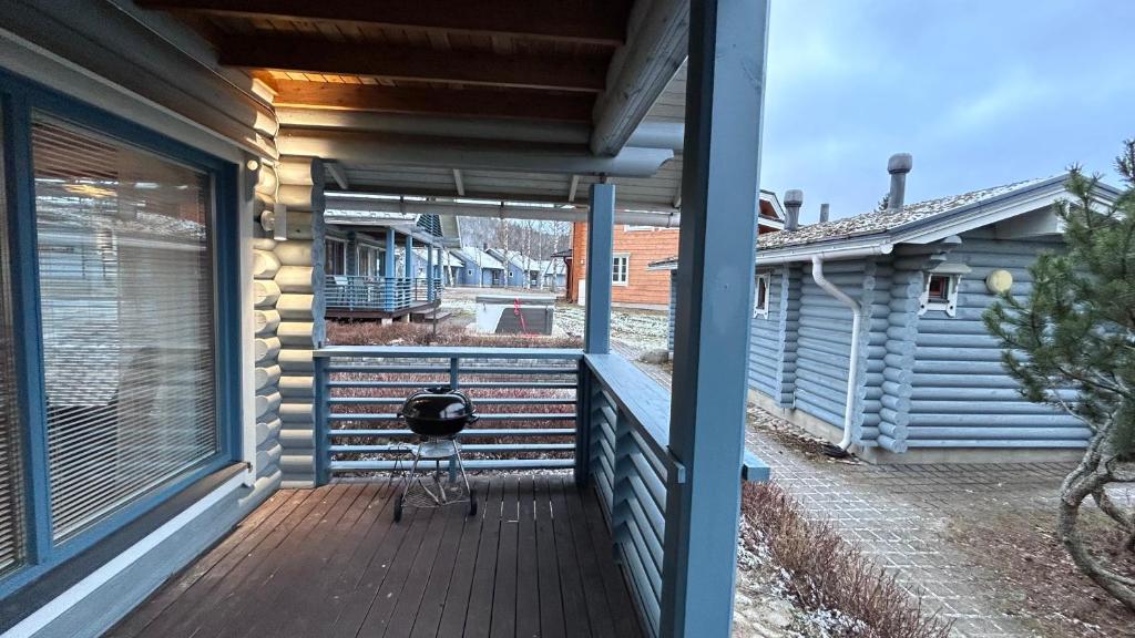 Balkón nebo terasa v ubytování Laakson Helmi 2 ,separate sauna, fireplace, lake