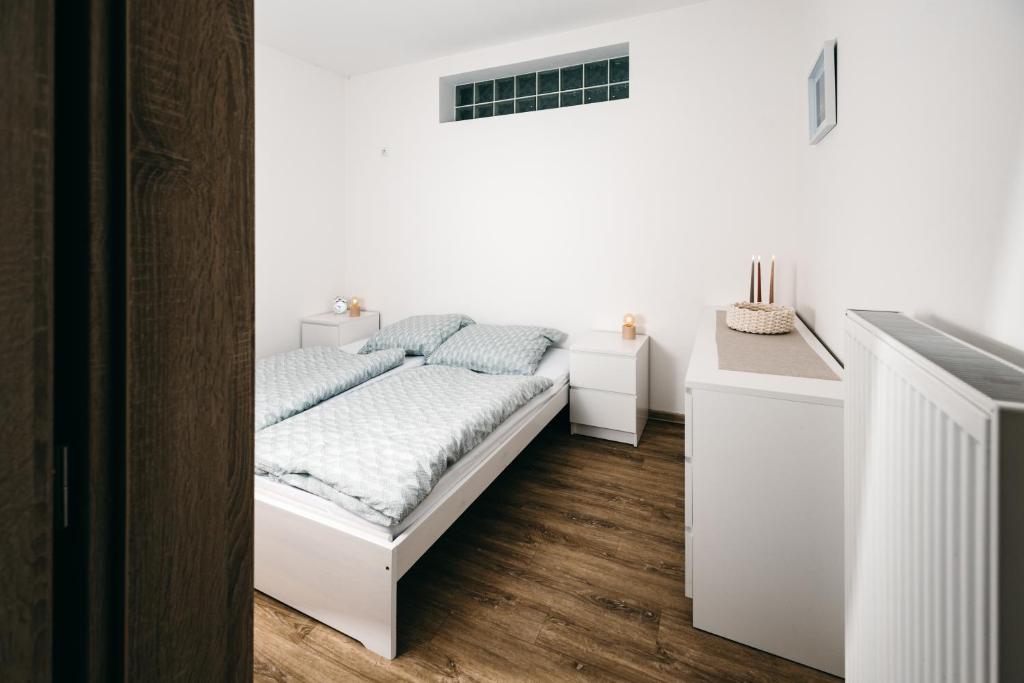 Postel nebo postele na pokoji v ubytování Byt 21 v Rezidenci Bílý lev na náměstí