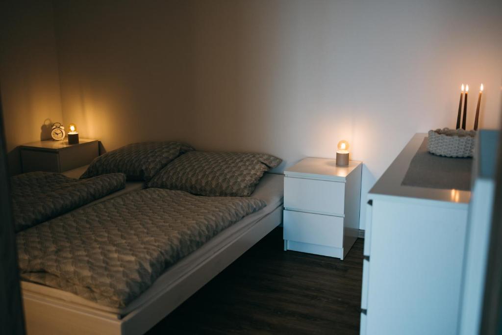 Postel nebo postele na pokoji v ubytování Byt 21 v Rezidenci Bílý lev na náměstí