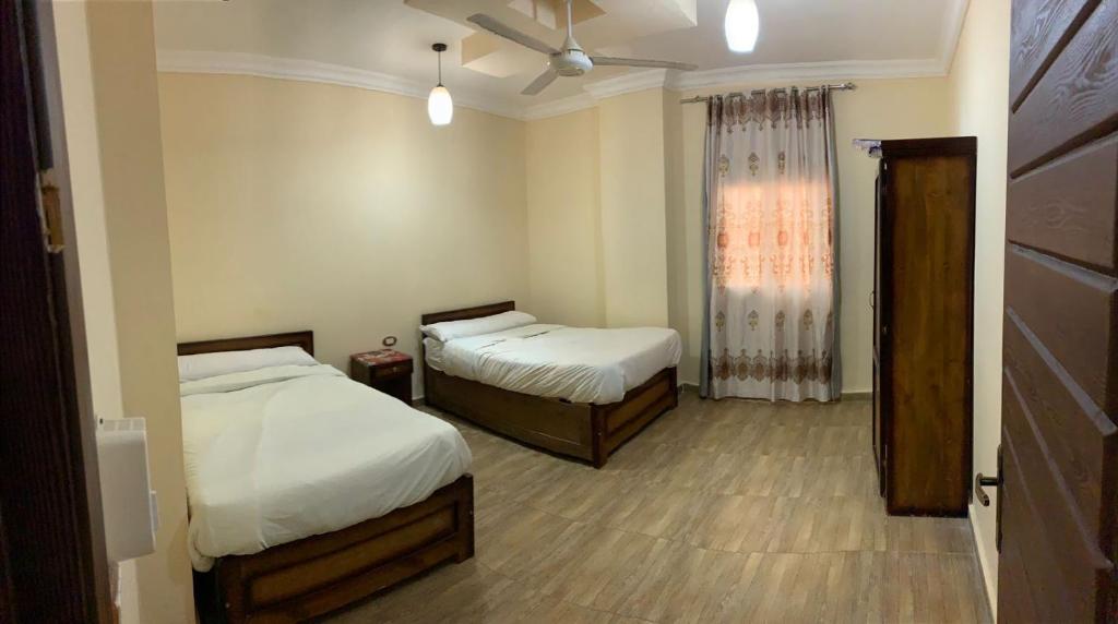 Almanara Hotel Marsa Matrouh tesisinde bir odada yatak veya yataklar