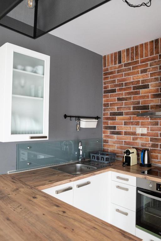 Kuchyň nebo kuchyňský kout v ubytování Cos Seafront Apartments