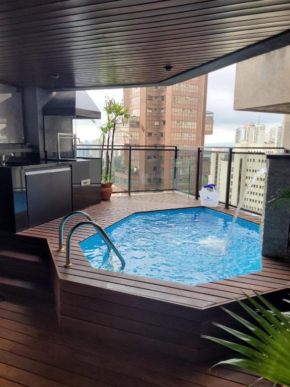 Hotel Morumbi, Apartamento Pub, SPA com hidromassagem, PISCINA Aquecida PRIVATIVA, LAREIRA, tudo que você precisa para descansar, trabalhar ou realizar aquela comemoração! Com total conforto e PRIVACIDADE! O Apt Nota 10 de SP!, a hot tub on the roof of a building at Morumbi, Apartamento Pub, SPA com hidromassagem, PISCINA Aquecida PRIVATIVA, LAREIRA, tudo que você precisa para descansar, trabalhar ou realizar aquela comemoração! Com total conforto e PRIVACIDADE! O Apt Nota 10 de SP! in São Paulo