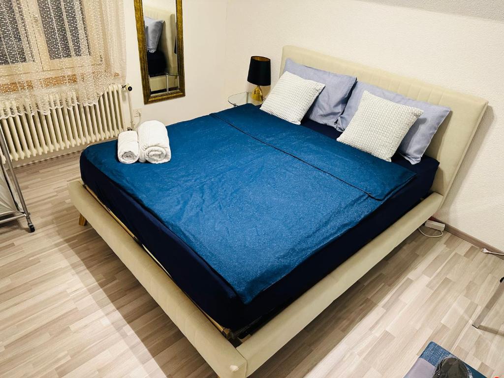 1 cama con sábanas y almohadas azules en una habitación en Aare ( River side ) en Olten