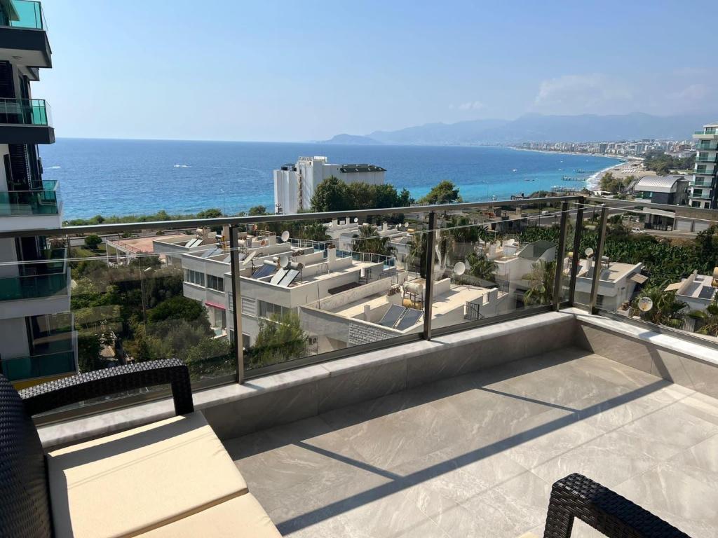 vistas al océano desde el balcón de un edificio en Résidence Boutique XV Alanya Bay, Vue exceptionnelle sur Mer, en Kargicak