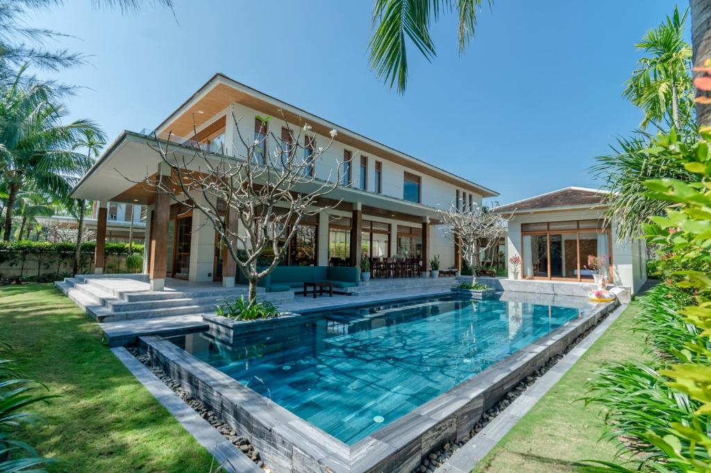 una casa con piscina frente a una casa en Tận hưởng Biệt thự 5 phòng ngủ với hồ bơi riêng biệt en Da Nang