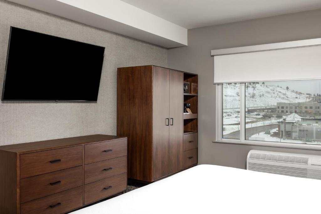 Four Points by Sheraton Kelowna Airport - Suite Premium 1 Chambre, 1 Roi, 1 Canapé-lit