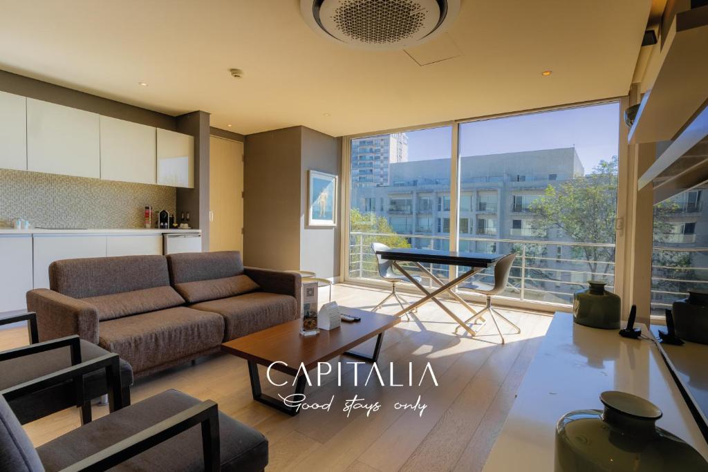 sala de estar con sofá y mesa en Capitalia - ApartHotel - San Angel Inn, en Ciudad de México