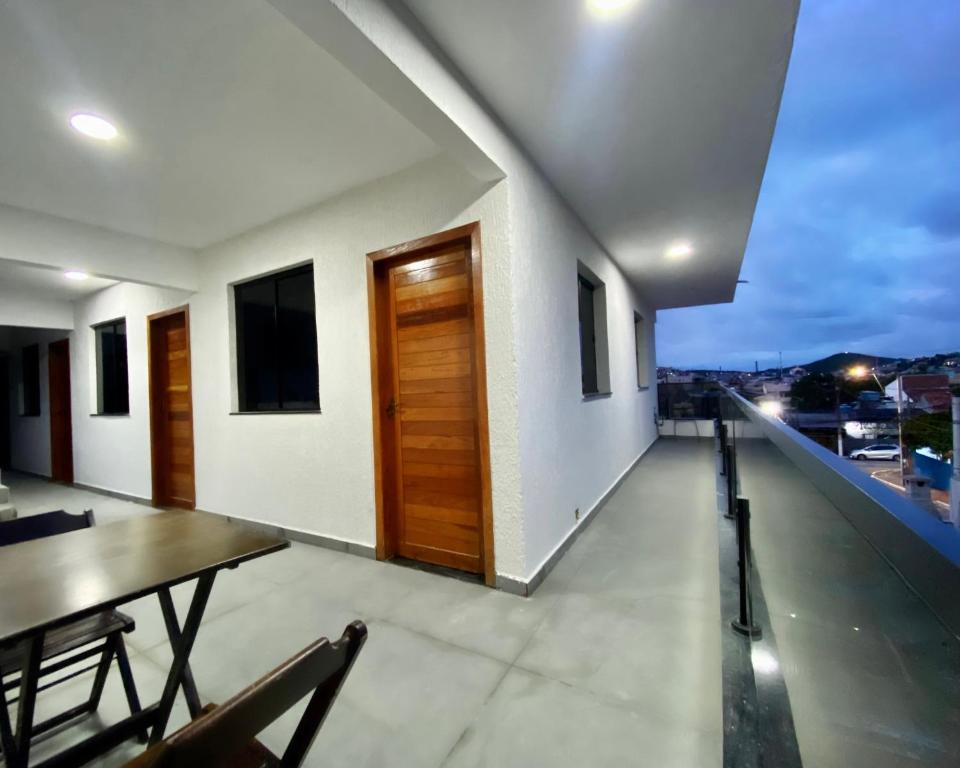 een kamer met een tafel en stoelen op een balkon bij Âncora Lofts in Arraial do Cabo