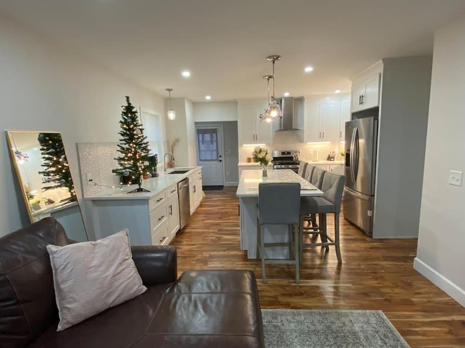 una cocina y una sala de estar con un árbol de Navidad. en Stunning and Beautiful 4 beds, 3 bath house located in Quincy near Quincy Adam RED LINE transit, en Quincy