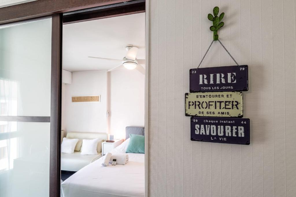 - une chambre avec un miroir et un panneau mural dans l'établissement REVON - City center flat, à Annecy