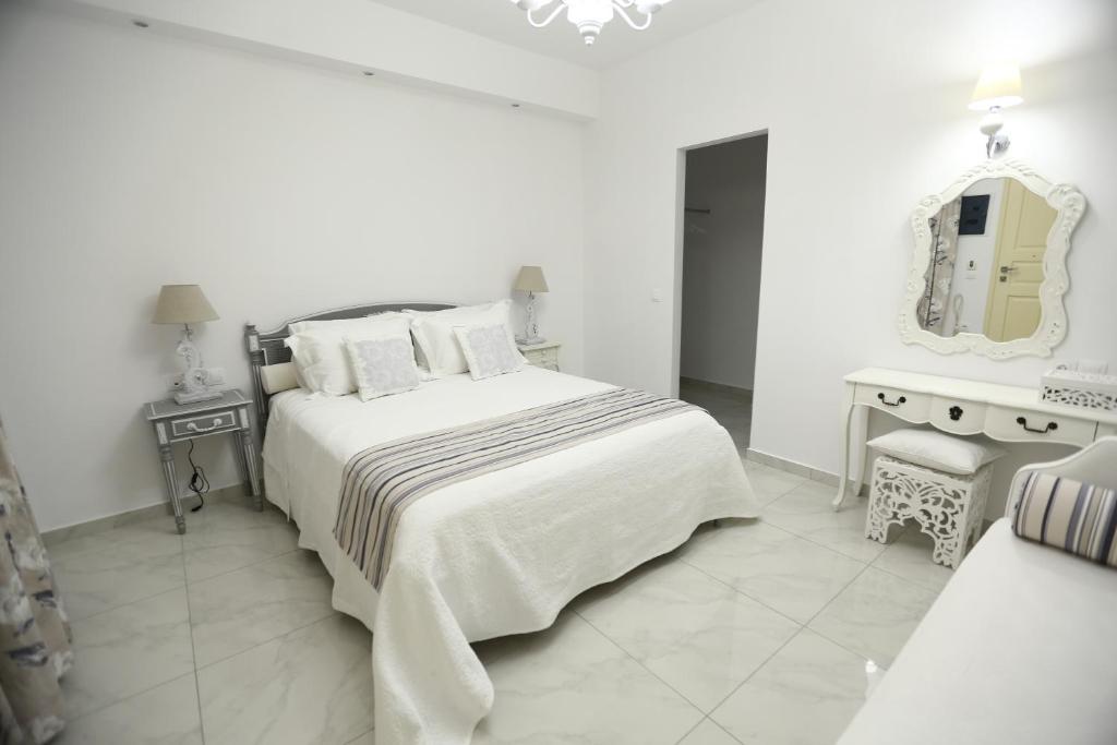 Posteľ alebo postele v izbe v ubytovaní The White Suites