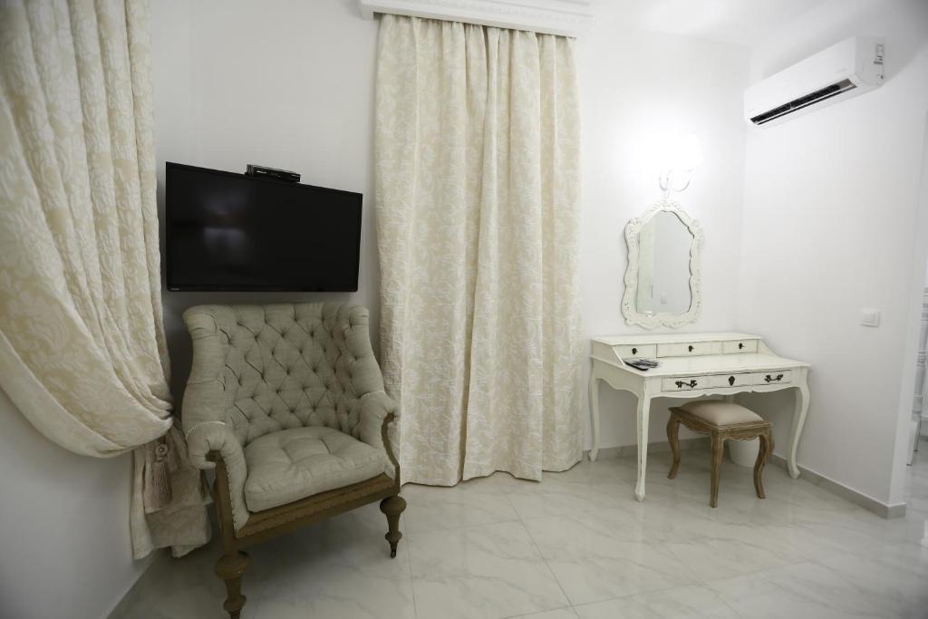 Televízia a/alebo spoločenská miestnosť v ubytovaní The White Suites