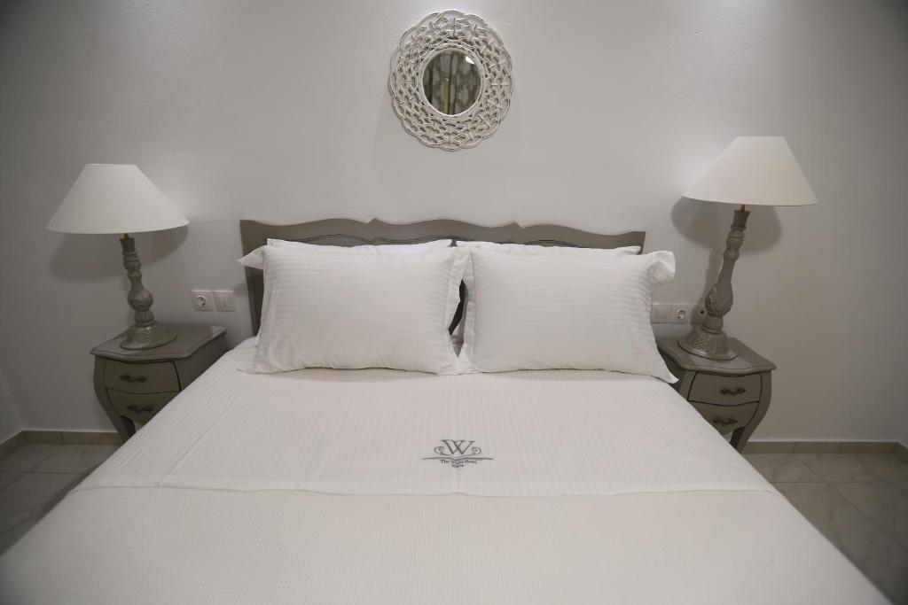 Posteľ alebo postele v izbe v ubytovaní The White Suites