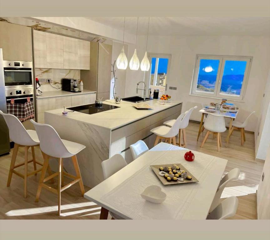 Cotronei的住宿－B&B La Terrazza，厨房以及带桌椅的用餐室。