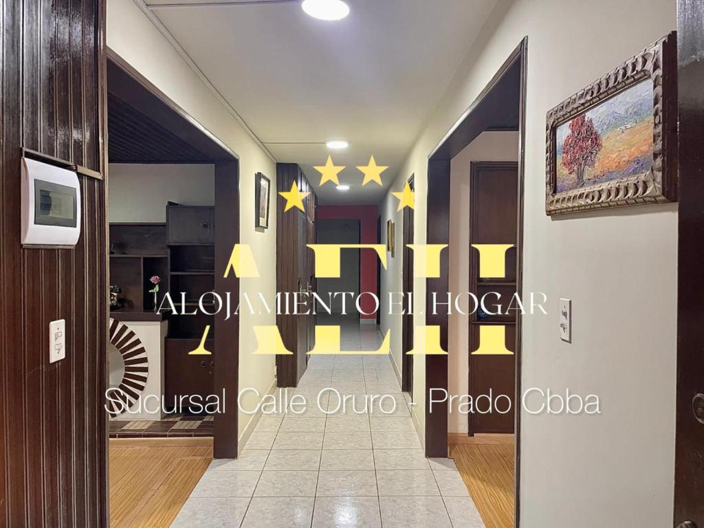 um corredor com estrelas amarelas na parede em Alojamiento El Hogar Casa completa - Prado - Centro Cbba em Cochabamba