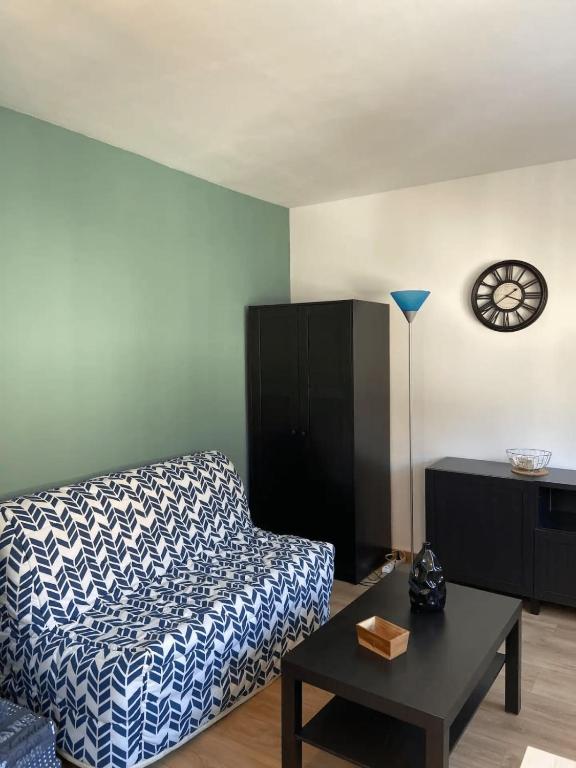 Sala de estar con cama y mesa en Glamorous studio for pleasant vacations, en Le Touquet-Paris-Plage