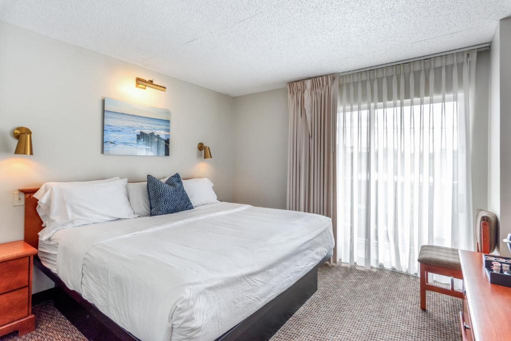 Habitación de hotel con cama grande y ventana en Cape Suites Room 1 - Free Parking! Hotel Room en Rehoboth Beach