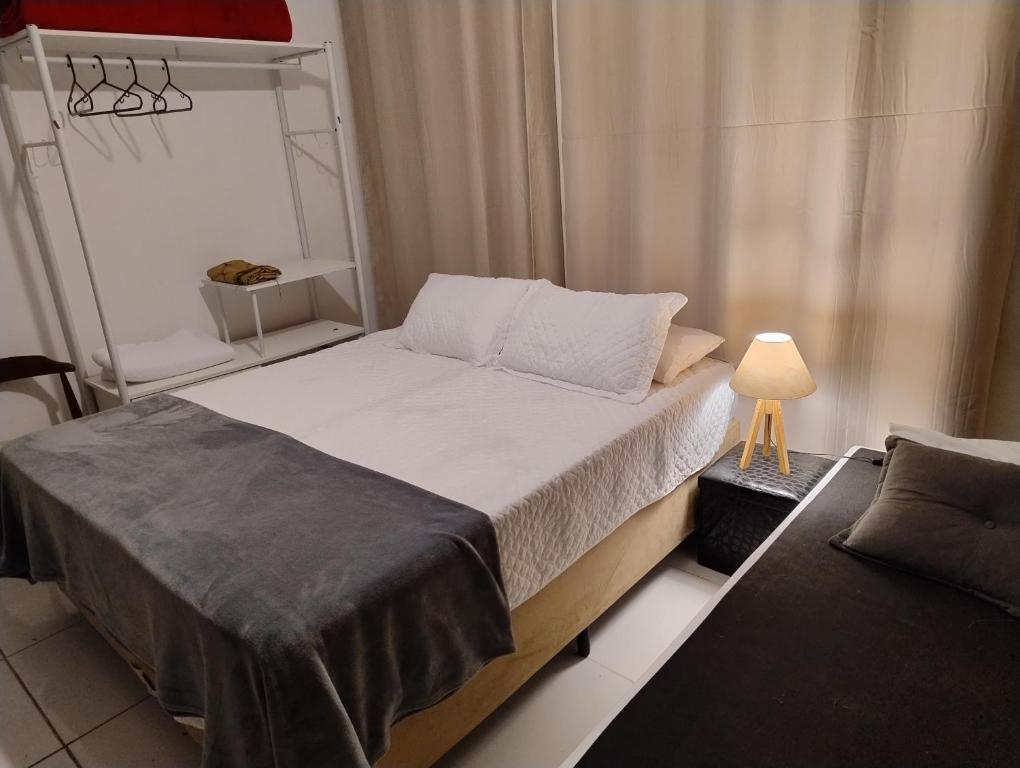 Llit o llits en una habitació de Suíte Studio 2 Enseada Tortuga Mobiliada