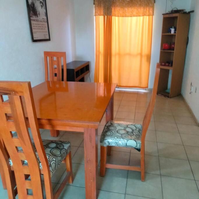 - une table à manger avec 2 chaises, une table en bois et des chaises dans l'établissement casa sola dos niveles, à Chalco de Díaz Covarrubias