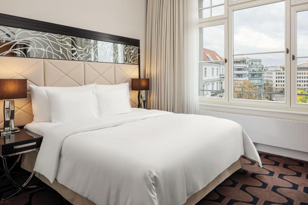 Postel nebo postele na pokoji v ubytování Roomers Berlin Steinplatz, Autograph Collection