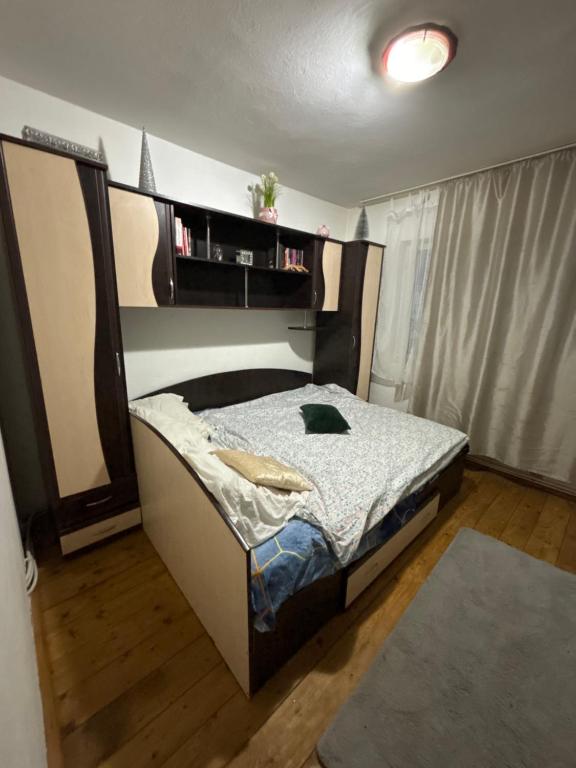 um quarto com uma cama num quarto em Strada Dacia nr 2 em Târgu Jiu