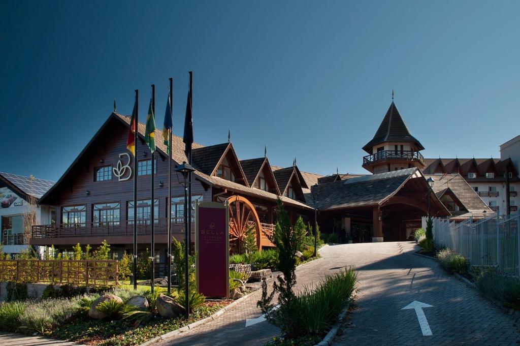 un lodge con una señal frente a un edificio en Gramado Parks en Gramado