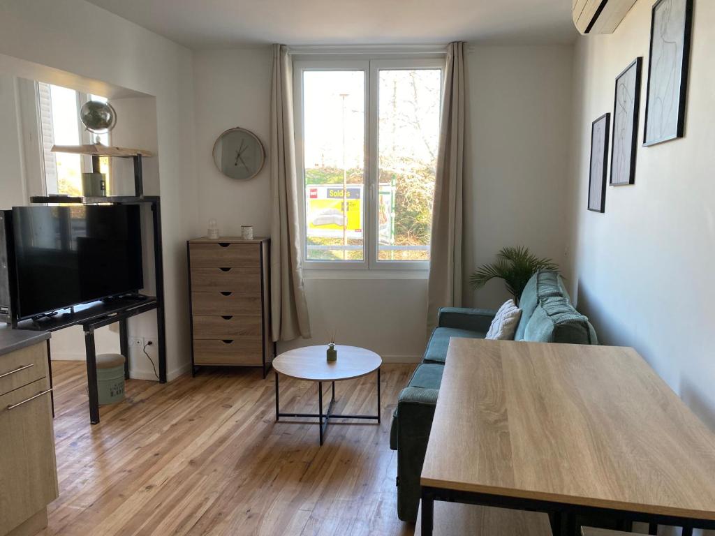 un salon avec un canapé et une table dans l'établissement Studio1, à Avignon
