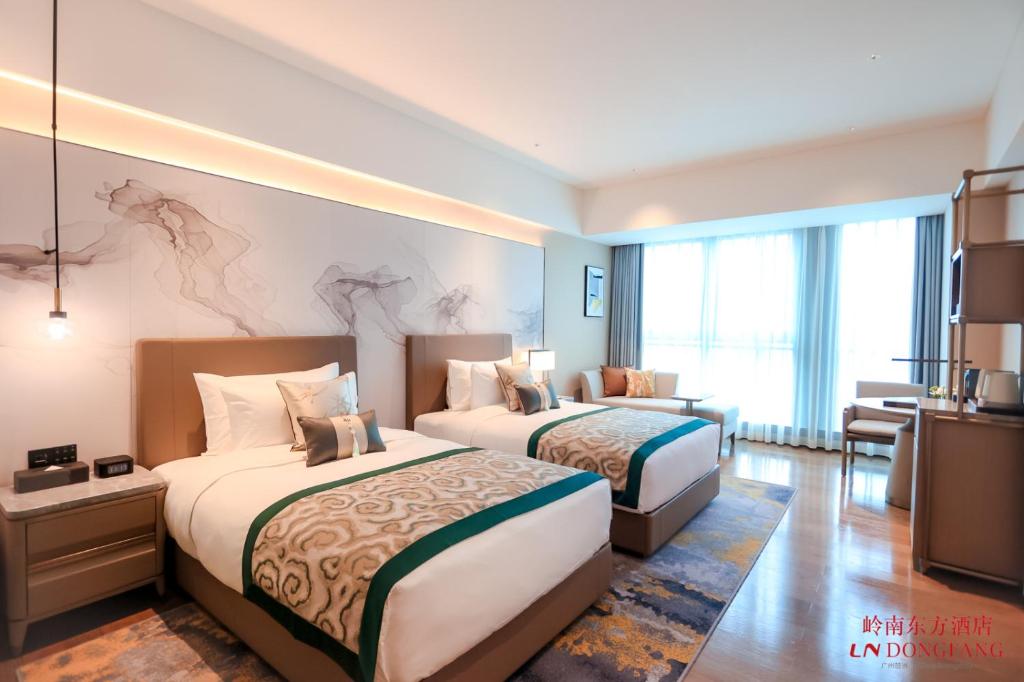 Postel nebo postele na pokoji v ubytování Guangzhou Pazhou LN DongFang Hotel-Free shuttle between hotel and Exhibition Center during Canton Fair & Exhibitor Registration Counter