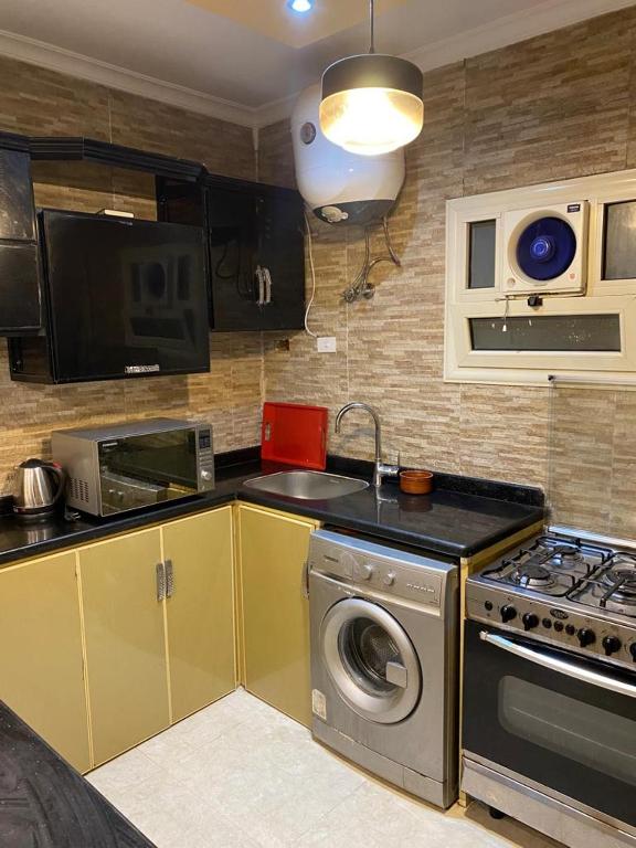Kuchyň nebo kuchyňský kout v ubytování city sister apartments sea view للعائلات فقط