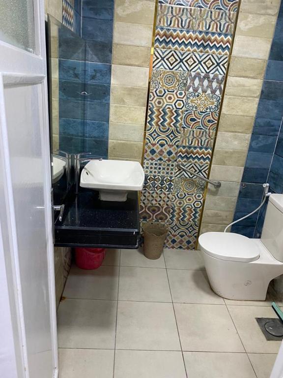 Koupelna v ubytování city sister apartments sea view للعائلات فقط