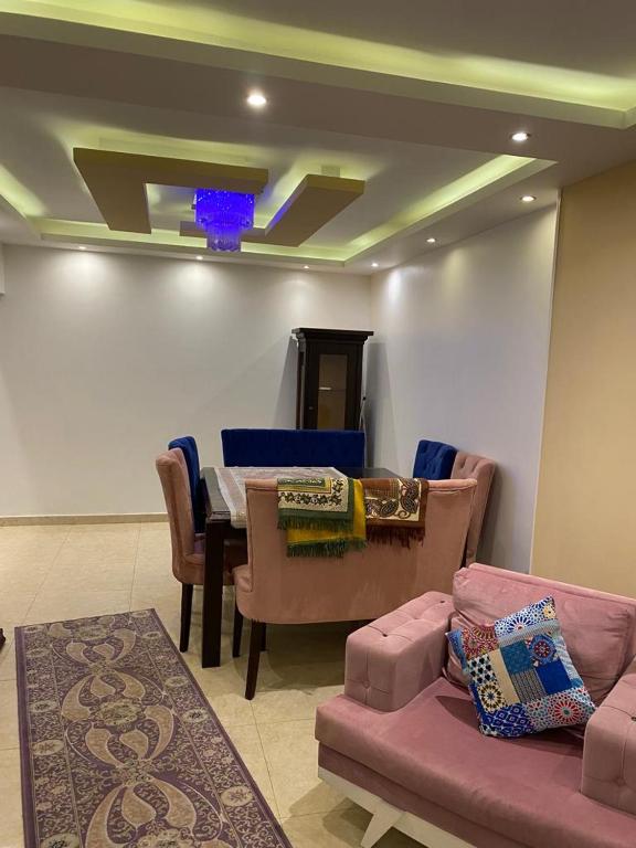 Posezení v ubytování city sister apartments sea view للعائلات فقط